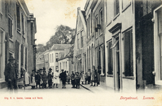 11493 Gezicht in de Dorpsstraat met bebouwing te Loenen uit het noorden; met op de voorgrond een groep kinderen.